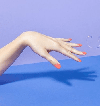 يد بأظافر مشذبة تصل إلى فقاعة (صورة للجوال)