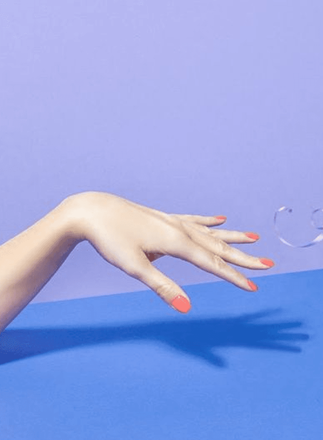 يد بأظافر مشذبة تصل إلى فقاعة (صورة للويب)